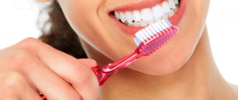 Qual è il metodo corretto per spazzolare i denti?